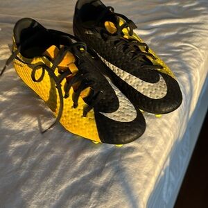 Nike hypervenon soccer cleats boys or girls size 6.5 used